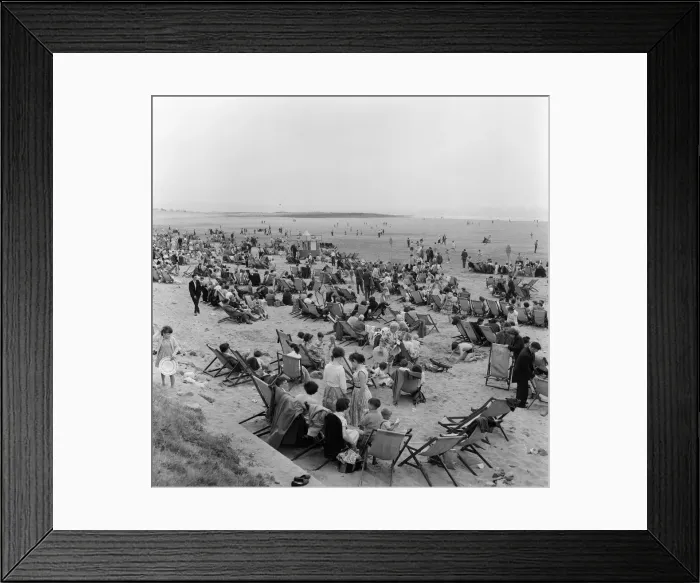 Framed Print : Beach scenes in Porthcawl, Mid Glamorgan, Wales. 30th June 1958