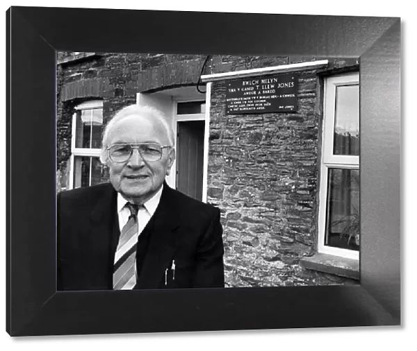 Childrens author, T Llew Jones, unveils a plaque in memory of himself