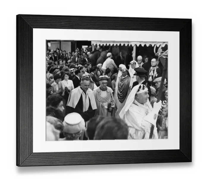 Framed Print : The chaired bard, T Llew Jones of Llandysul, leaves the pavilion Framed Print : The chaired bard, T Llew Jones of Llandysul, leaves the pavilion
