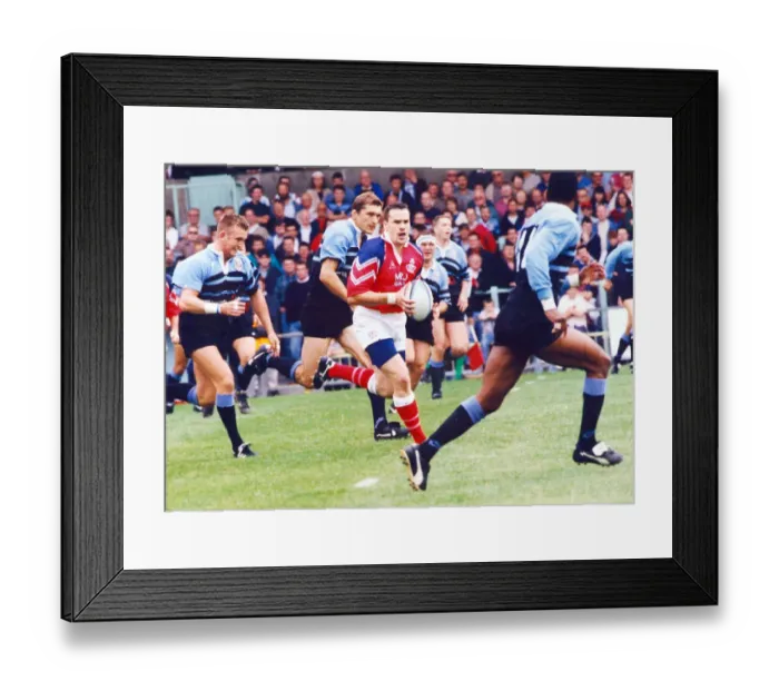 Framed Print : Cardiff v Llanelli. Llanellis Matthew Wintle, breaks with the ball