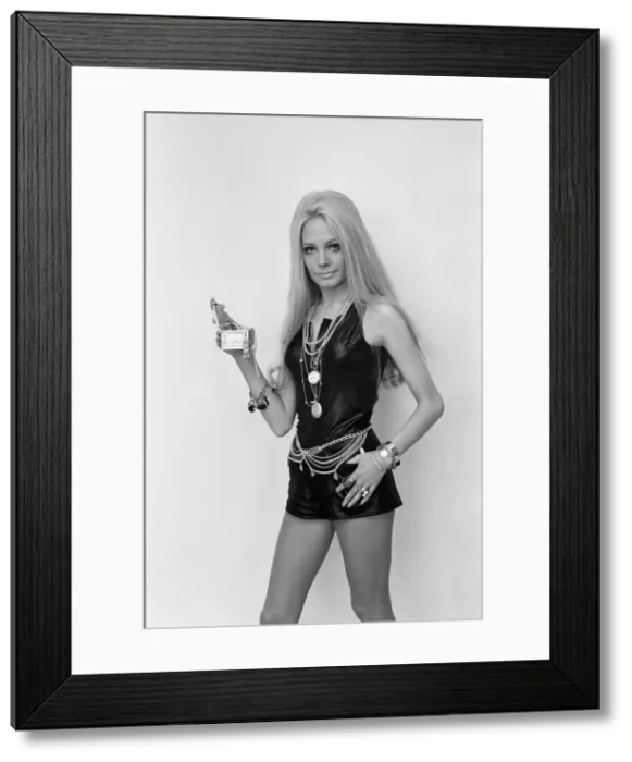 Framed Print : Maureen Flanagan, Model and Market Stall Holder, London, 26th June 1969 Framed Print : Maureen Flanagan, Model and Market Stall Holder, London, 26th June 1969