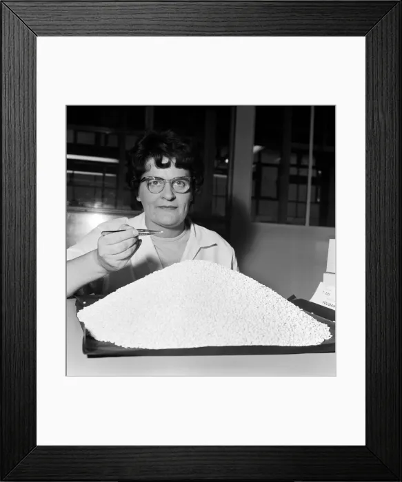 Framed Print : 150, 000 Volidan birth pills under inspection at the British Drug House, Chemical Works Framed Print : 150, 000 Volidan birth pills under inspection at the British Drug House, Chemical Works