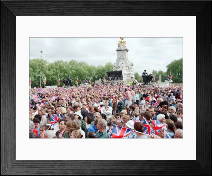 Framed Print : Crowds outside Buckingham Palace, to celebrate the 50th anniversary of VE Day Framed Print : Crowds outside Buckingham Palace, to celebrate the 50th anniversary of VE Day