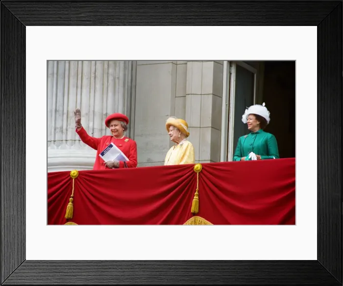 Framed Print : Queen Elizabeth II, Queen Mother & Princess Margaret on the balcony of Buckingham Palace Framed Print : Queen Elizabeth II, Queen Mother & Princess Margaret on the balcony of Buckingham Palace