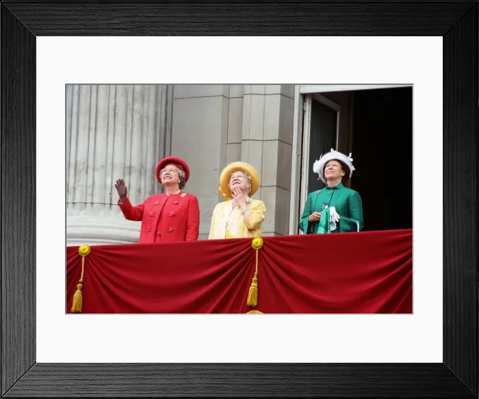 Framed Print : Queen Elizabeth II, Queen Mother & Princess Margaret on the balcony of Buckingham Palace