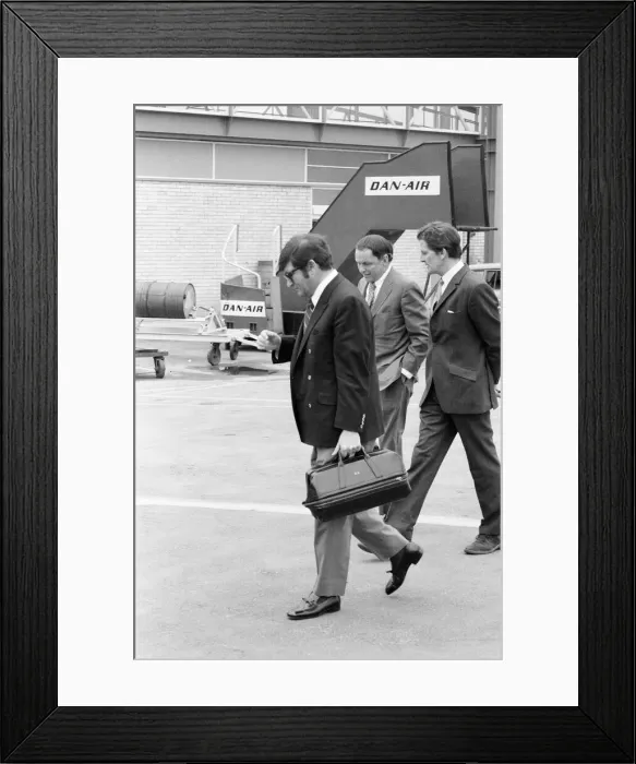 Framed Print : Frank Sinatra, pictured at London Gatwick Airport heading for Nice Framed Print : Frank Sinatra, pictured at London Gatwick Airport heading for Nice