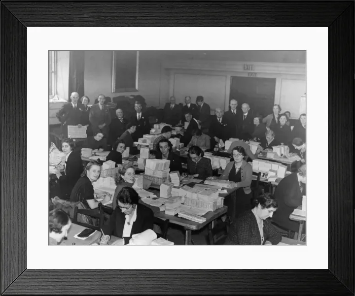 Framed Print : A busy scene at the Food Control Office, Newcastle as volunteer workers prepare food Framed Print : A busy scene at the Food Control Office, Newcastle as volunteer workers prepare food