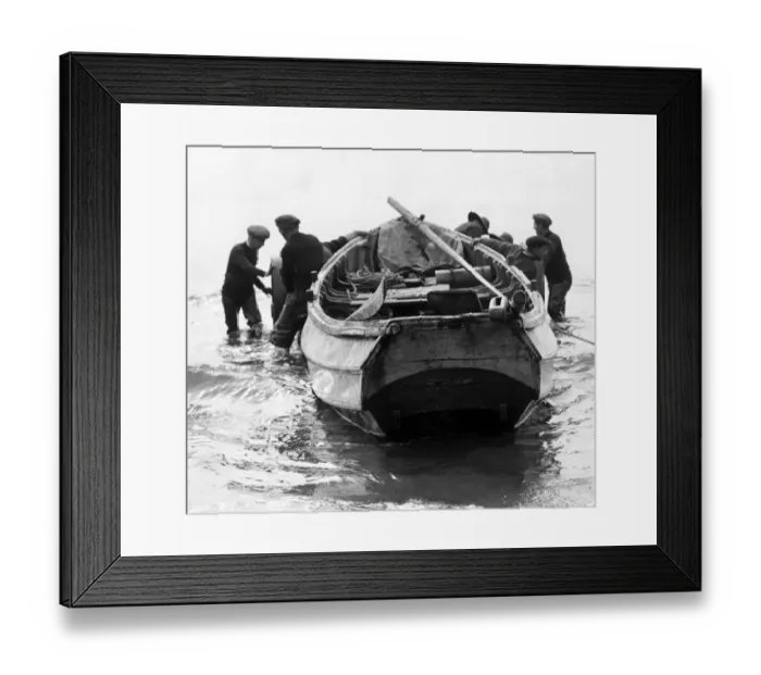 Framed Print : Fishermen prepare to beach their craft, after a morning spent fishing off the coast Framed Print : Fishermen prepare to beach their craft, after a morning spent fishing off the coast