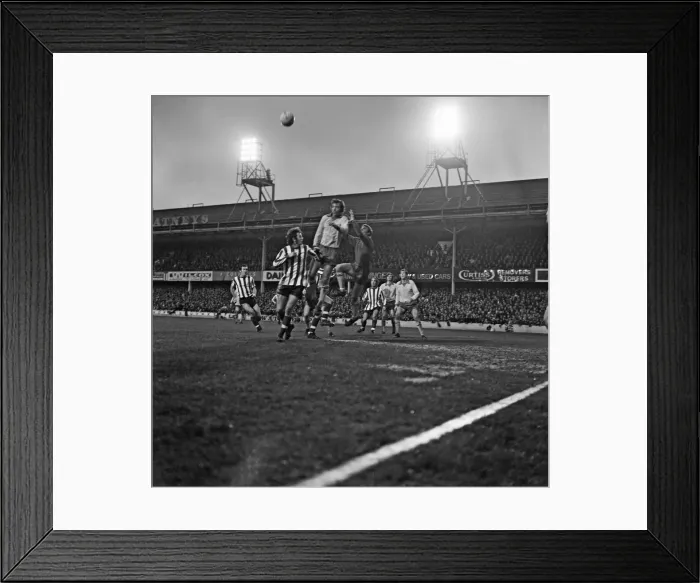 Framed Print : Southampton 2 -5 Manchester United, League Division One match Framed Print : Southampton 2 -5 Manchester United, League Division One match