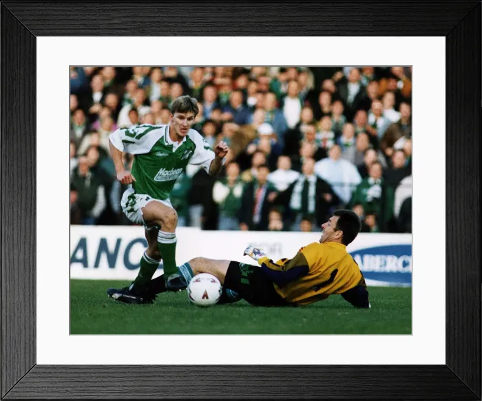 Framed Print : Gareth Evans sprints past Pat Bonner to score goal Celtic versus Hibernian Easter Road Framed Print : Gareth Evans sprints past Pat Bonner to score goal Celtic versus Hibernian Easter Road