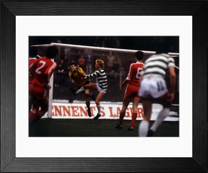 Framed Print : Maurice Johnston & Pat Bonner clear ball from area 1985