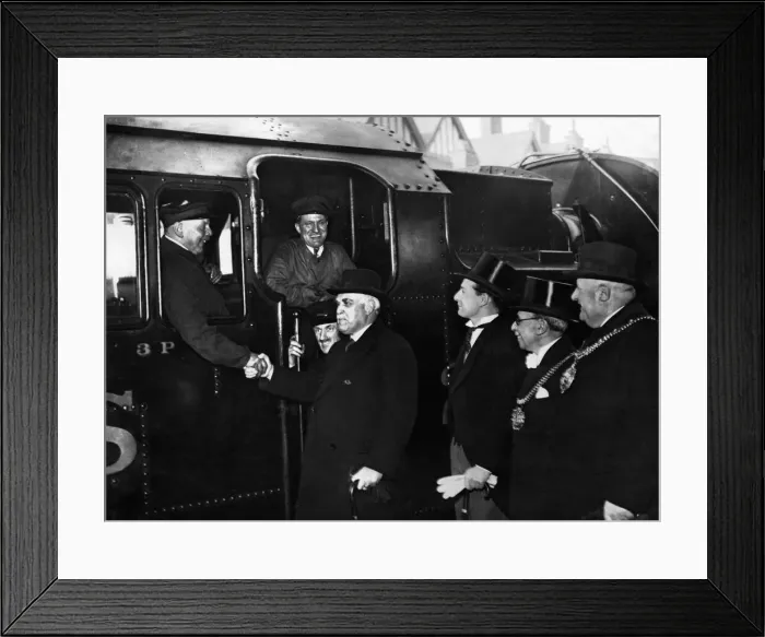 Framed Print : Sir Frederick Stamp, Chairman of the LM+S Railway shakes hands with Mr Fred Davis