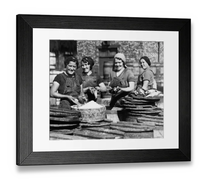 Framed Print : Herring Harvest Continues - Scottish Fishergirls packing herrings for export
