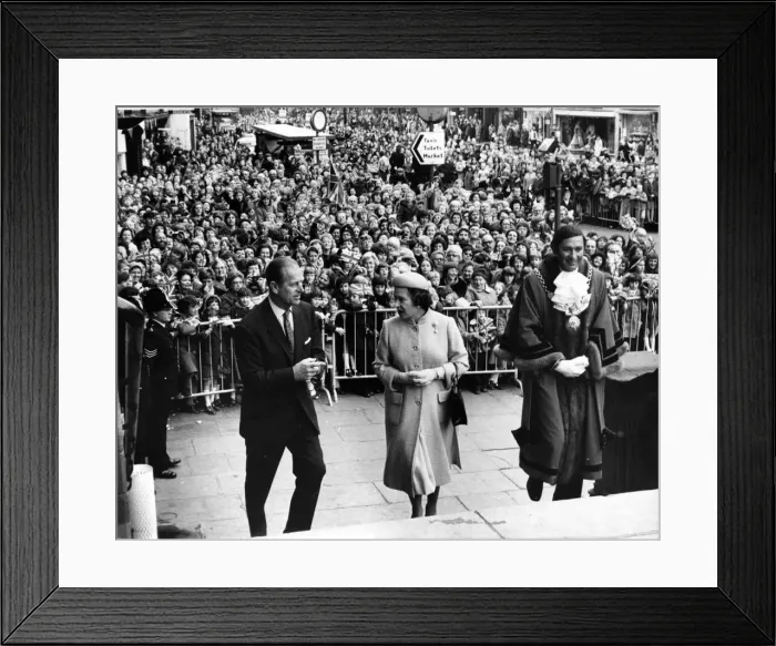 Framed Print : Queen Elizabeth II and The Duke of Edinburgh with the huge crowd behind them in Framed Print : Queen Elizabeth II and The Duke of Edinburgh with the huge crowd behind them in
