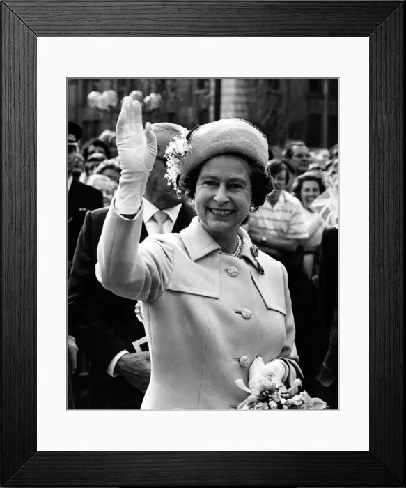 Framed Print : Queen Elizabeth II smiles and waves farewell to the crowd outside the Law Courts
