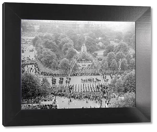 Queen Elizabeth ll Coronation June 1953 Views of Procession Passing The Mall