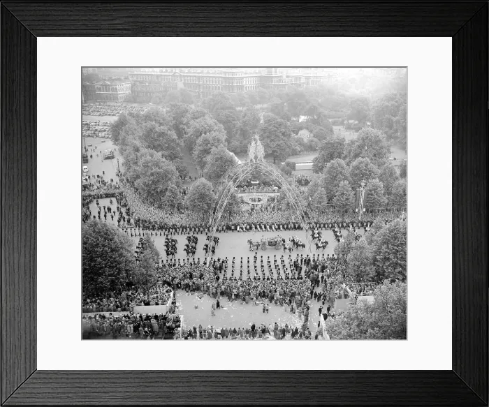 Framed Print : Queen Elizabeth ll Coronation June 1953 Views of Procession Passing The Mall Framed Print : Queen Elizabeth ll Coronation June 1953 Views of Procession Passing The Mall