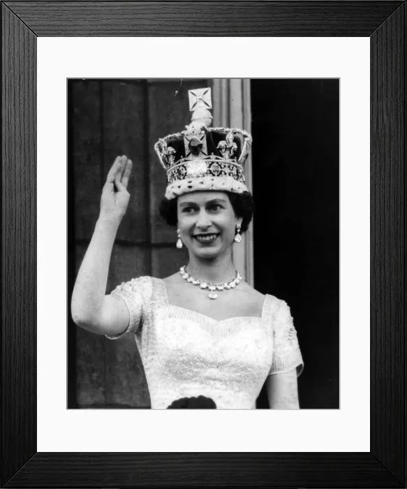 Framed Print : Queen Elizabeth on the balcony at Buckingham Palace after her Coronation at Westminster Framed Print : Queen Elizabeth on the balcony at Buckingham Palace after her Coronation at Westminster