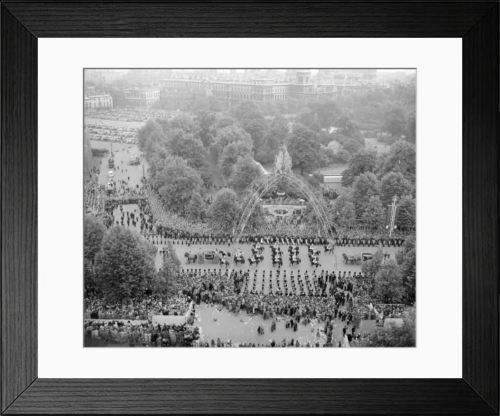 Framed Print : Queen Elizabeth ll Coronation June 1953 Views of Procession Passing The Mall Framed Print : Queen Elizabeth ll Coronation June 1953 Views of Procession Passing The Mall