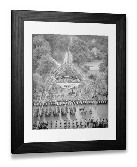 Framed Print : Queen Elizabeth ll Coronation June 1953 Views of Procession Returning along Framed Print : Queen Elizabeth ll Coronation June 1953 Views of Procession Returning along