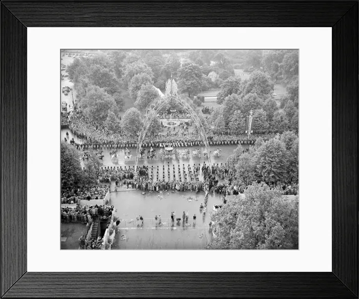 Framed Print : Queen Elizabeth ll Coronation June 1953 Views of Procession Passing along Framed Print : Queen Elizabeth ll Coronation June 1953 Views of Procession Passing along