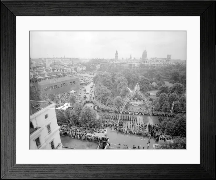 Framed Print : Queen Elizabeth ll Coronation June 1953 Views of Procession Passing along Framed Print : Queen Elizabeth ll Coronation June 1953 Views of Procession Passing along