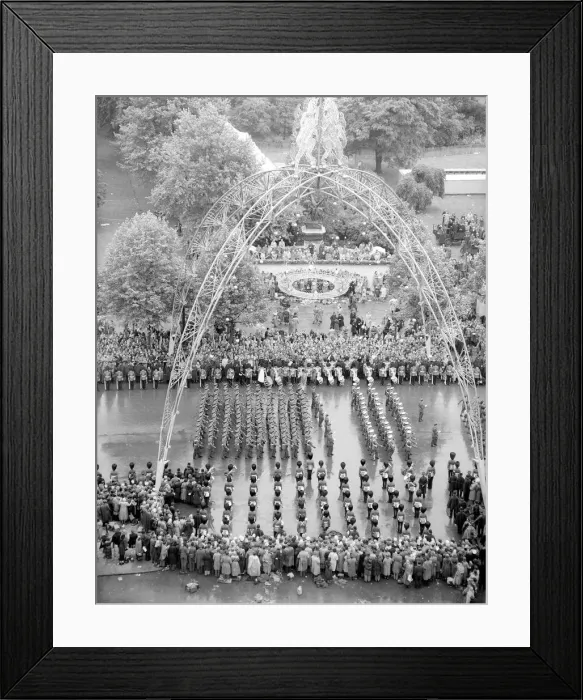 Framed Print : Queen Elizabeth ll Coronation June 1953 Views of Procession Passing along Framed Print : Queen Elizabeth ll Coronation June 1953 Views of Procession Passing along