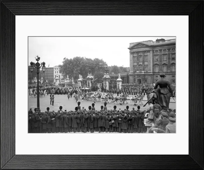 Framed Print : Queen Elizabeth Coronation II June 1953 The royal coach carrying Queen Elizabeth II Framed Print : Queen Elizabeth Coronation II June 1953 The royal coach carrying Queen Elizabeth II