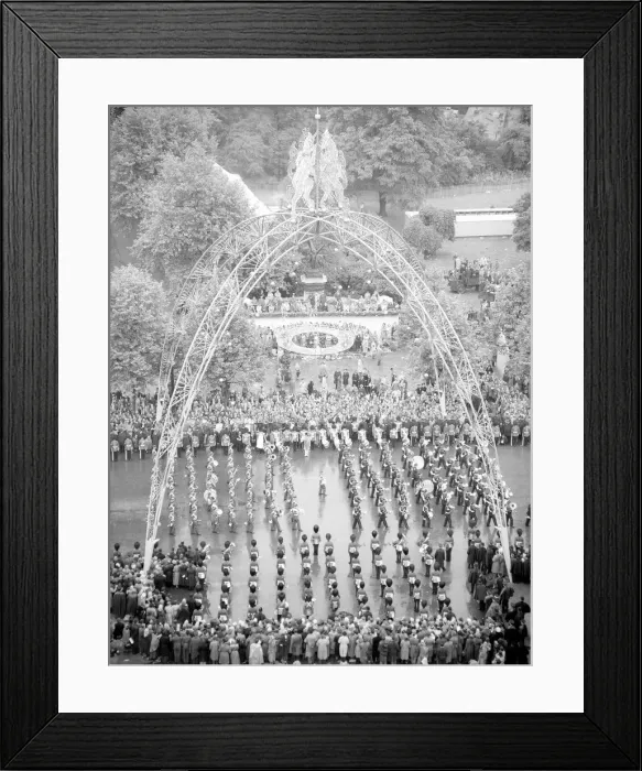 Framed Print : Queen Elizabeth ll Coronation June 1953 Views of Procession Passing along Framed Print : Queen Elizabeth ll Coronation June 1953 Views of Procession Passing along