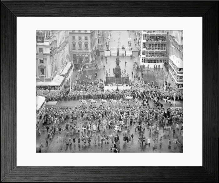 Framed Print : Queen Elizabeth ll Coronation June 1953 Views of Procession Passing along Framed Print : Queen Elizabeth ll Coronation June 1953 Views of Procession Passing along