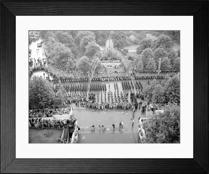 Framed Print : Queen Elizabeth ll Coronation June 1953 Views of Procession Passing along Framed Print : Queen Elizabeth ll Coronation June 1953 Views of Procession Passing along
