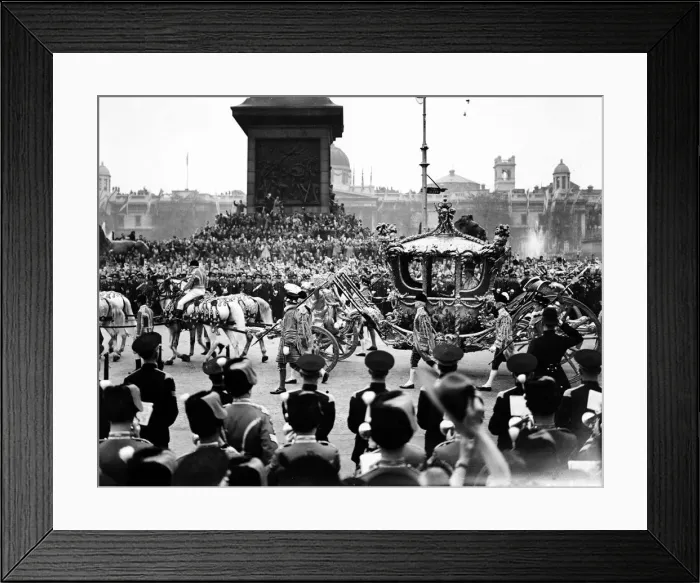 Framed Print : Coronation 1953 of Queen Elizabeth II passes through Trafalgar Square Framed Print : Coronation 1953 of Queen Elizabeth II passes through Trafalgar Square