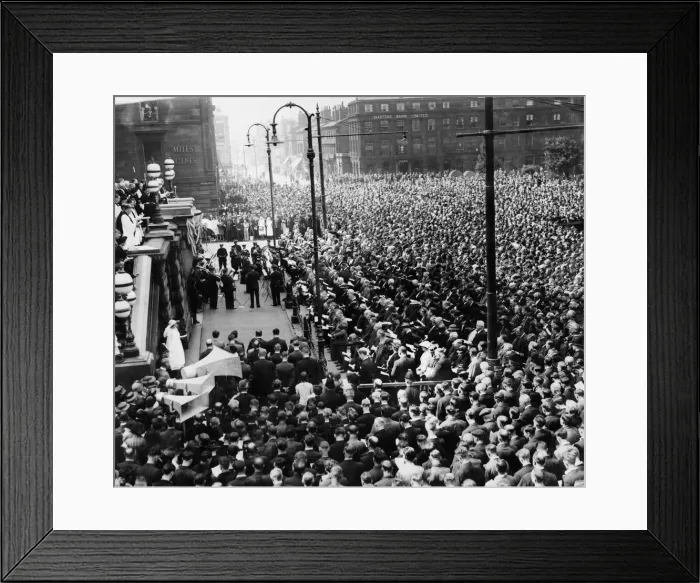 Framed Print : The crowd massed in Hamilton Square Birkenhead at the Memorial Service for the Thetis
