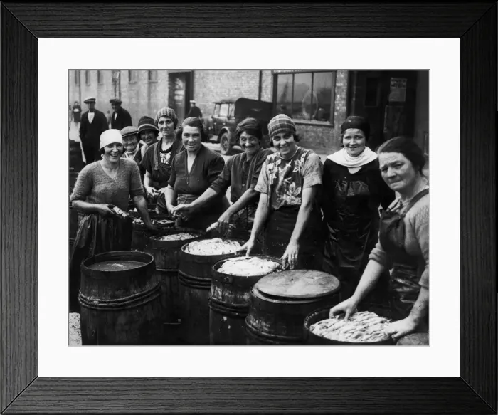 Framed Print : Girls of the North Shields Fish Quay packing herring for abroad Framed Print : Girls of the North Shields Fish Quay packing herring for abroad