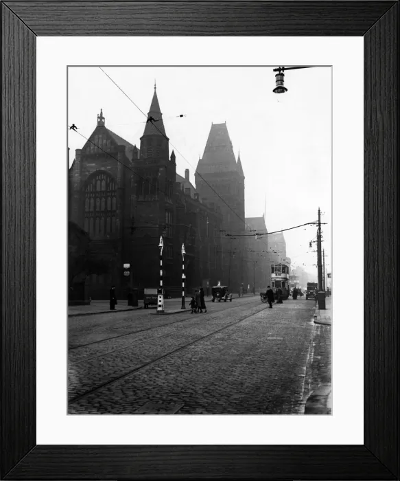Framed Print : Manchester University with view of Oxford Road. Circa 1935 Framed Print : Manchester University with view of Oxford Road. Circa 1935