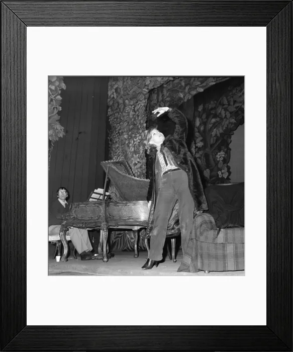 Framed Print : Prunella Scales stars in An Evening With Queen Victoria Framed Print : Prunella Scales stars in An Evening With Queen Victoria