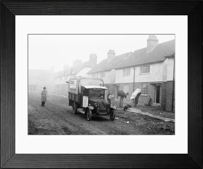 Framed Print : Uxbridge, Austin Way. Slum clearance. Inhabitants of Bakers Yard, Nashs Yard Framed Print : Uxbridge, Austin Way. Slum clearance. Inhabitants of Bakers Yard, Nashs Yard