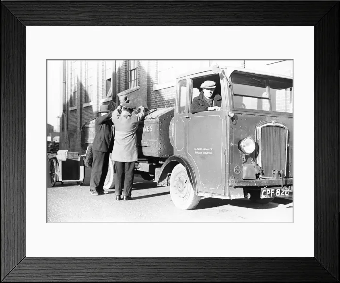 Framed Print : Rubbish collection in Kingston Upon Thames January 1939