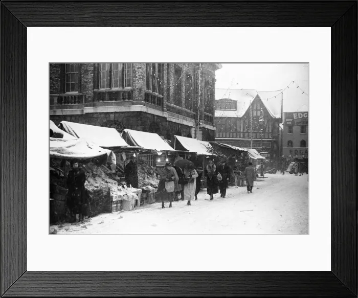 Framed Print : Shoppers seen here at Kingston braving the snow. January 1939 Framed Print : Shoppers seen here at Kingston braving the snow. January 1939