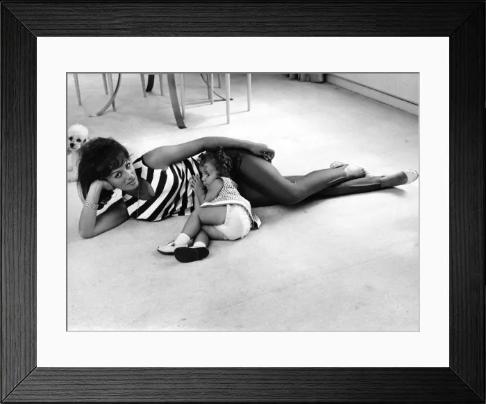 Framed Print : Jackie Collins, author and actress, and sister to Joan Collins, pictured in her Hampstead Framed Print : Jackie Collins, author and actress, and sister to Joan Collins, pictured in her Hampstead