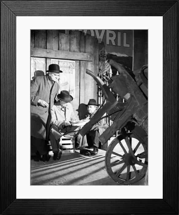Framed Print : Filming of Pygmalion, directed by Anthony Asquith and Leslie Howard Framed Print : Filming of Pygmalion, directed by Anthony Asquith and Leslie Howard
