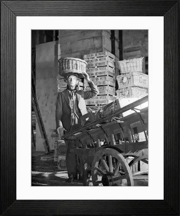 Framed Print : Filming of Pygmalion, directed by Anthony Asquith and Leslie Howard Framed Print : Filming of Pygmalion, directed by Anthony Asquith and Leslie Howard