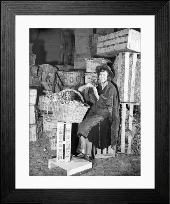Framed Print : Filming of Pygmalion, directed by Anthony Asquith and Leslie Howard Framed Print : Filming of Pygmalion, directed by Anthony Asquith and Leslie Howard