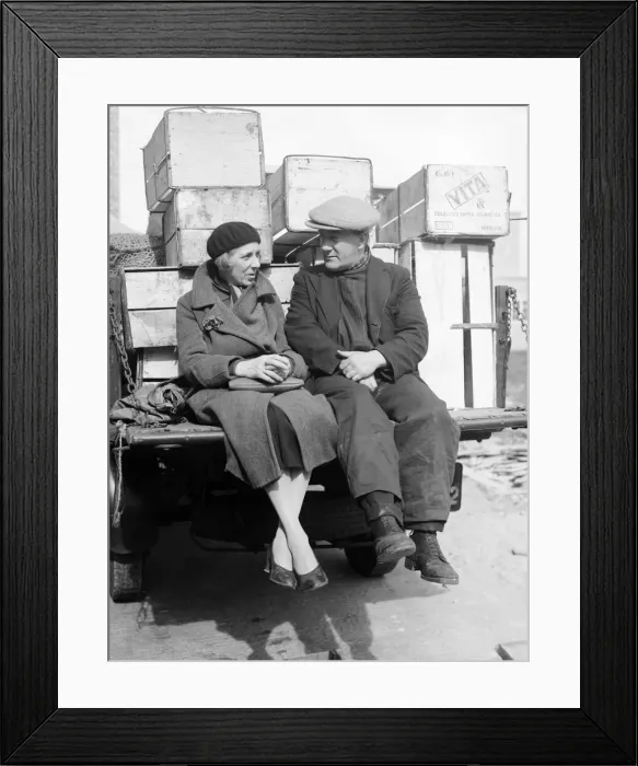 Framed Print : Filming of Pygmalion, directed by Anthony Asquith and Leslie Howard, at Pinewood Studios Framed Print : Filming of Pygmalion, directed by Anthony Asquith and Leslie Howard, at Pinewood Studios