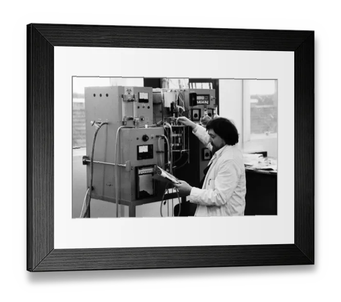 Framed Print : Brakenhale School Feature, Bracknell, Berkshire, 15th January 1986. Biology