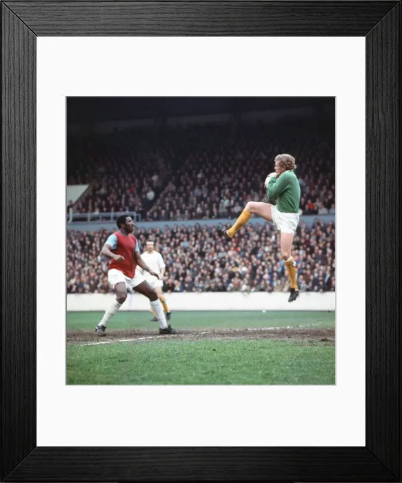 Framed Print : English League Division One match at Upton Park. West Ham United 2 v Leeds United 2
