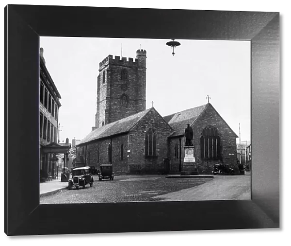 View showing St Marys Church and Duke of Wellington memorial in the market town of