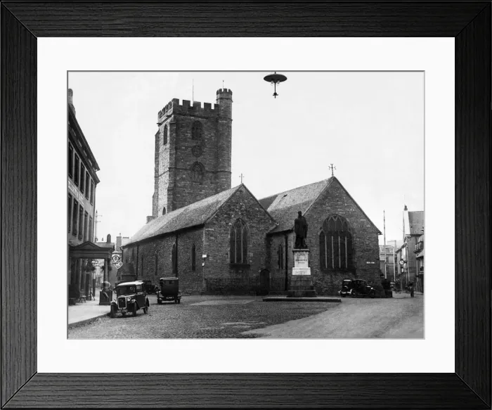 Framed Print : View showing St Marys Church and Duke of Wellington memorial in the market town of Framed Print : View showing St Marys Church and Duke of Wellington memorial in the market town of