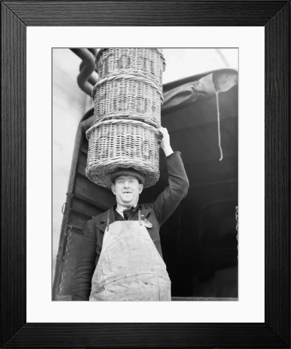 Framed Print : Filming of Pygmalion, directed by Anthony Asquith and Leslie Howard, at Pinewood Studios Framed Print : Filming of Pygmalion, directed by Anthony Asquith and Leslie Howard, at Pinewood Studios