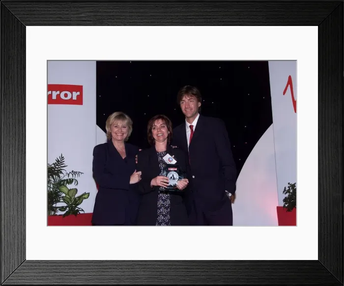 Framed Print : Richard Madeley and wife Judy Madeley May 1999 with Neighbour of the year Framed Print : Richard Madeley and wife Judy Madeley May 1999 with Neighbour of the year
